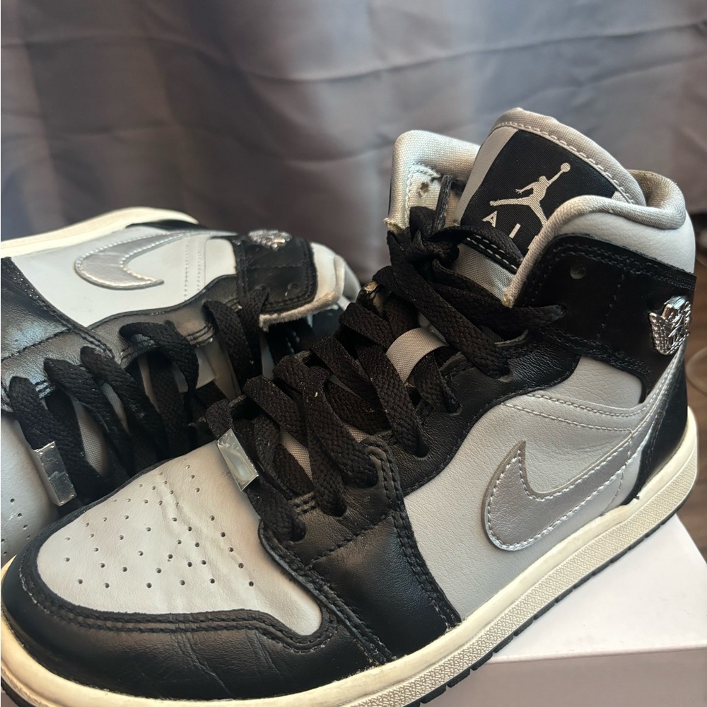 Women Jordan 1 Mid SE size 6.5  Black/Gray - Picture 9 of 10